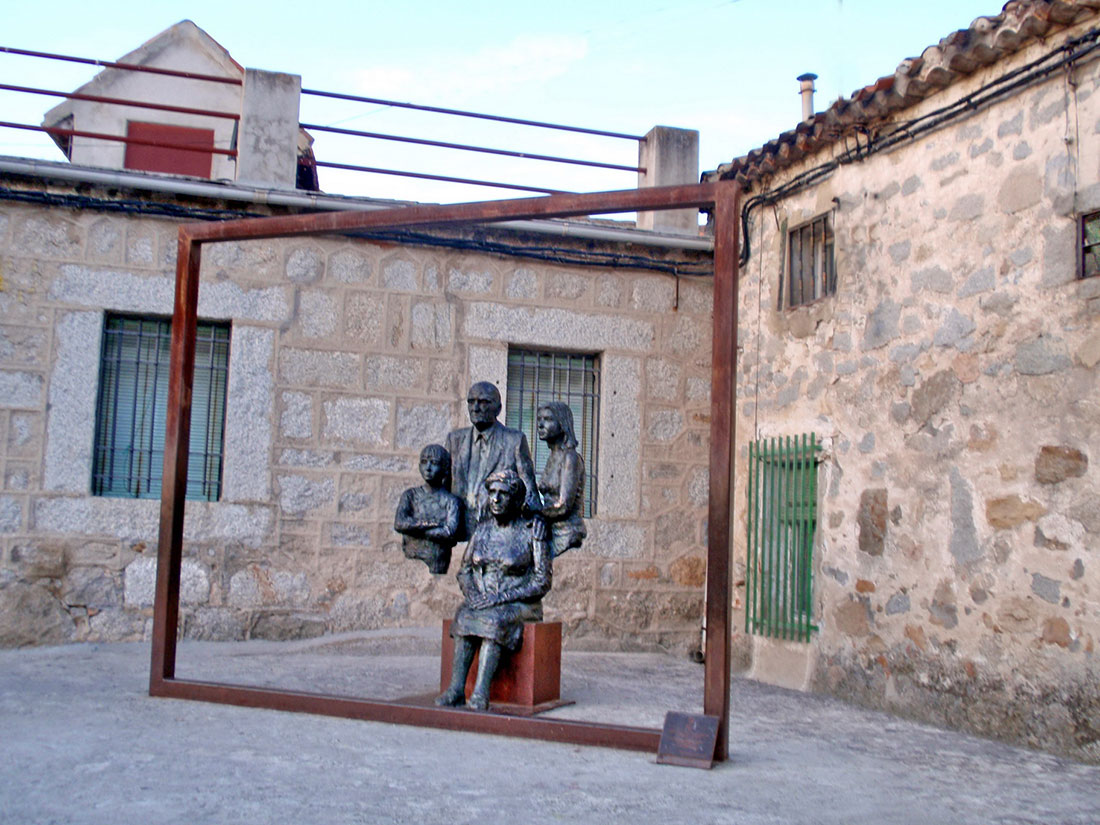Escultura de homenaje a los abuelos, en Torrelodones, Madrid.