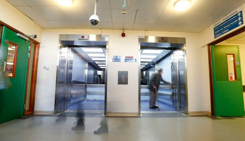 Ascensores con puertas automáticas, en hospital
