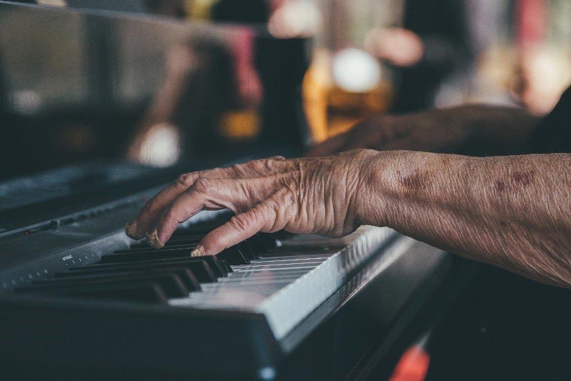 Aprender a tocar un instrumento musical en la jubilación
