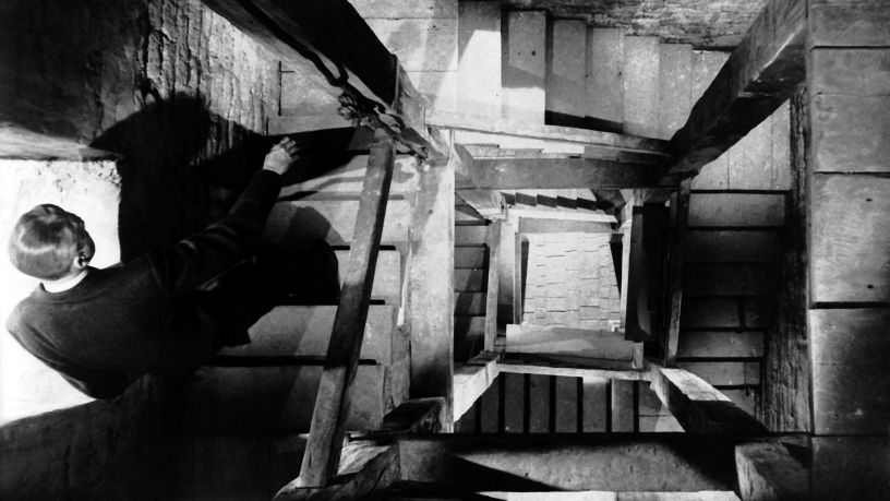 Escena del clásico de Alfred Hitchcock, “Vertigo”, de 1958. El personaje principal sufre de acrofobia – miedo irracional a las alturas.