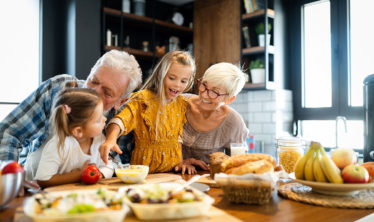 5 Razones por las que cuidar a tus nietos es bueno para ti (y para ellos)