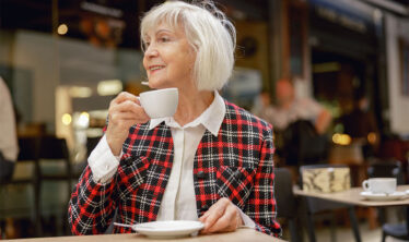 Mujer mayor disfruta de la vida y del café