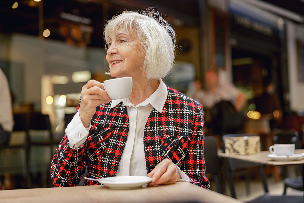 Mujer mayor disfruta de la vida y del café