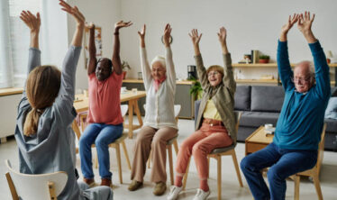 Grupo de personas mayores haciendo ejercicio físico